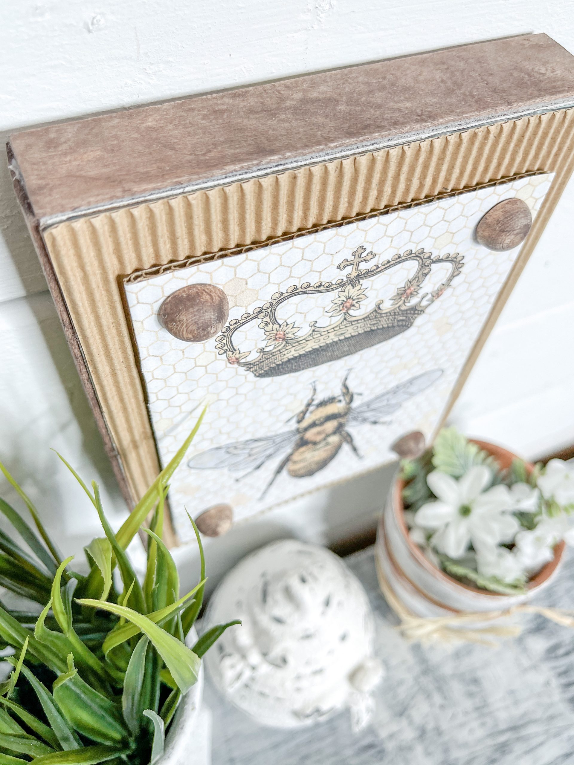 DIY Home Decor with FREE Vintage Bee Printable