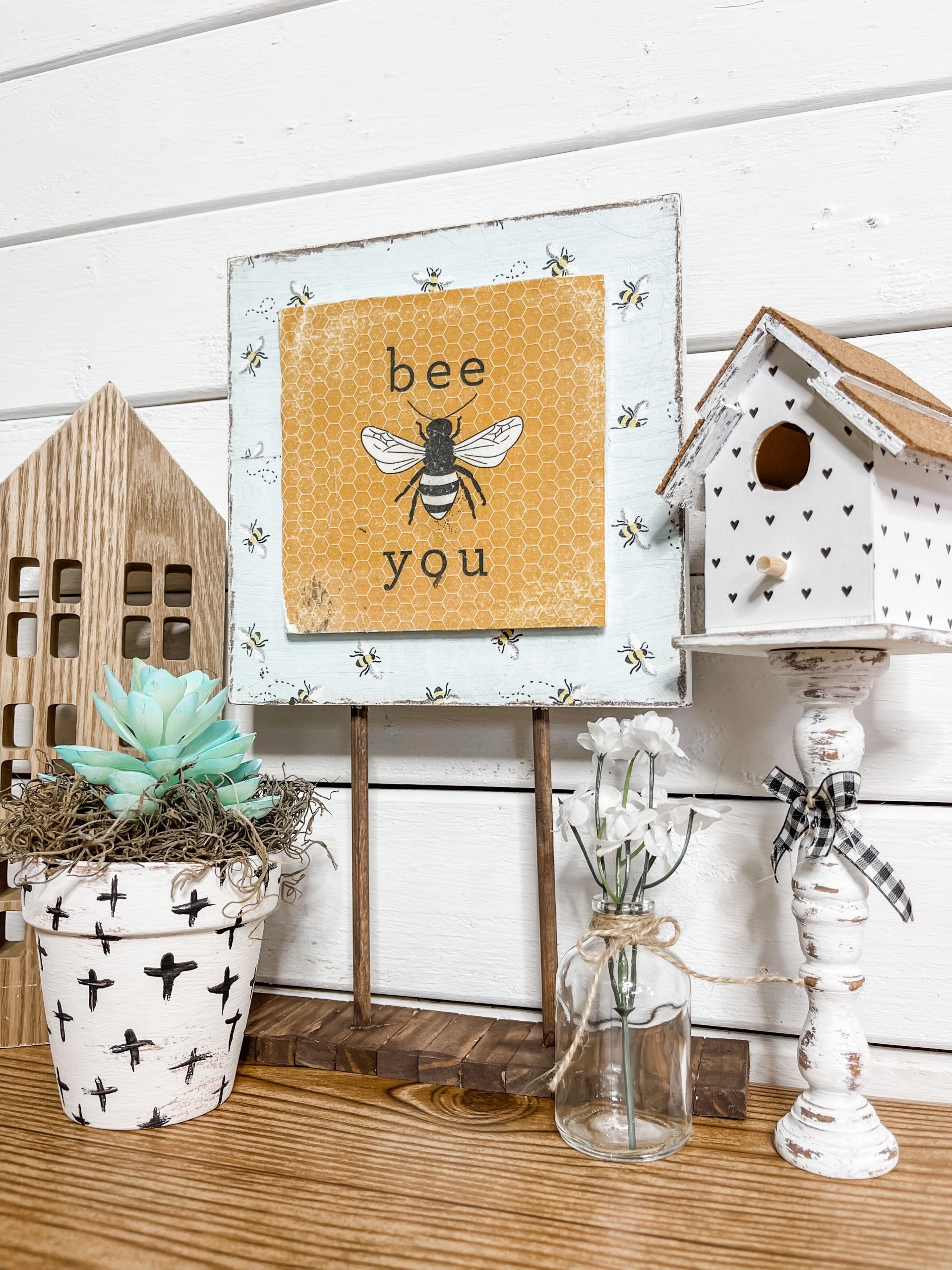 DIY Farmhouse Bee Sign