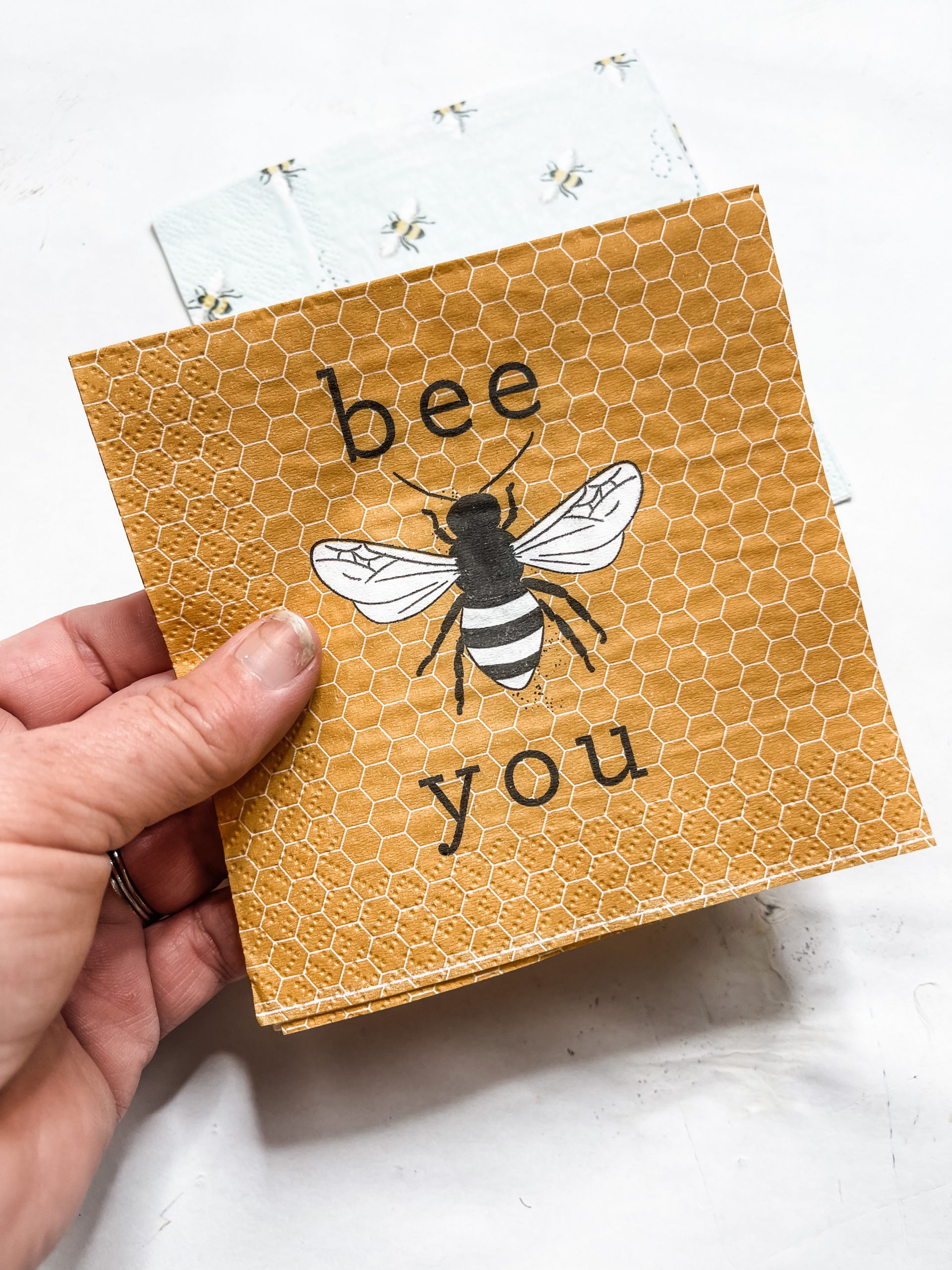 DIY Farmhouse Bee Sign