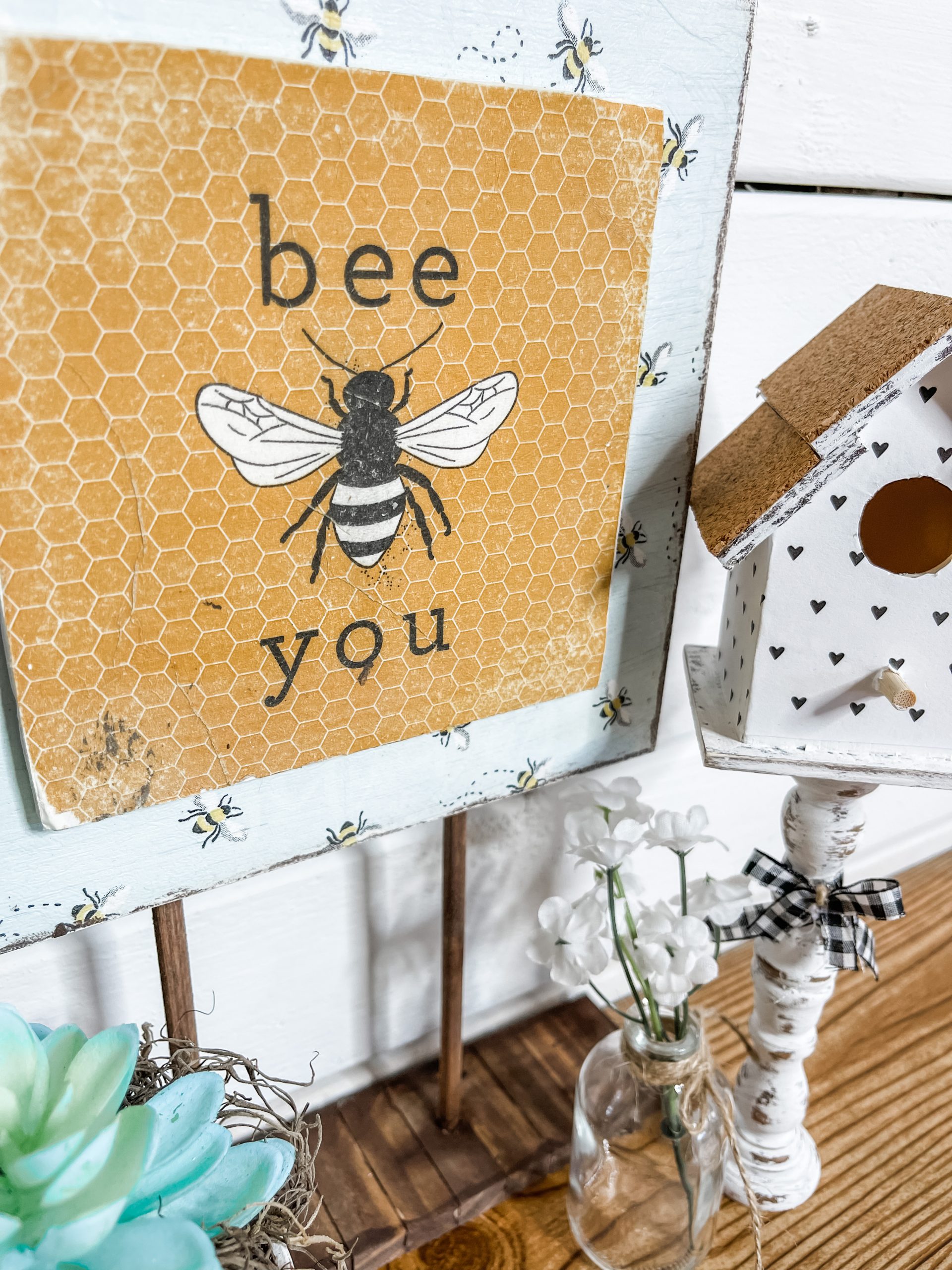 DIY Farmhouse Bee Sign