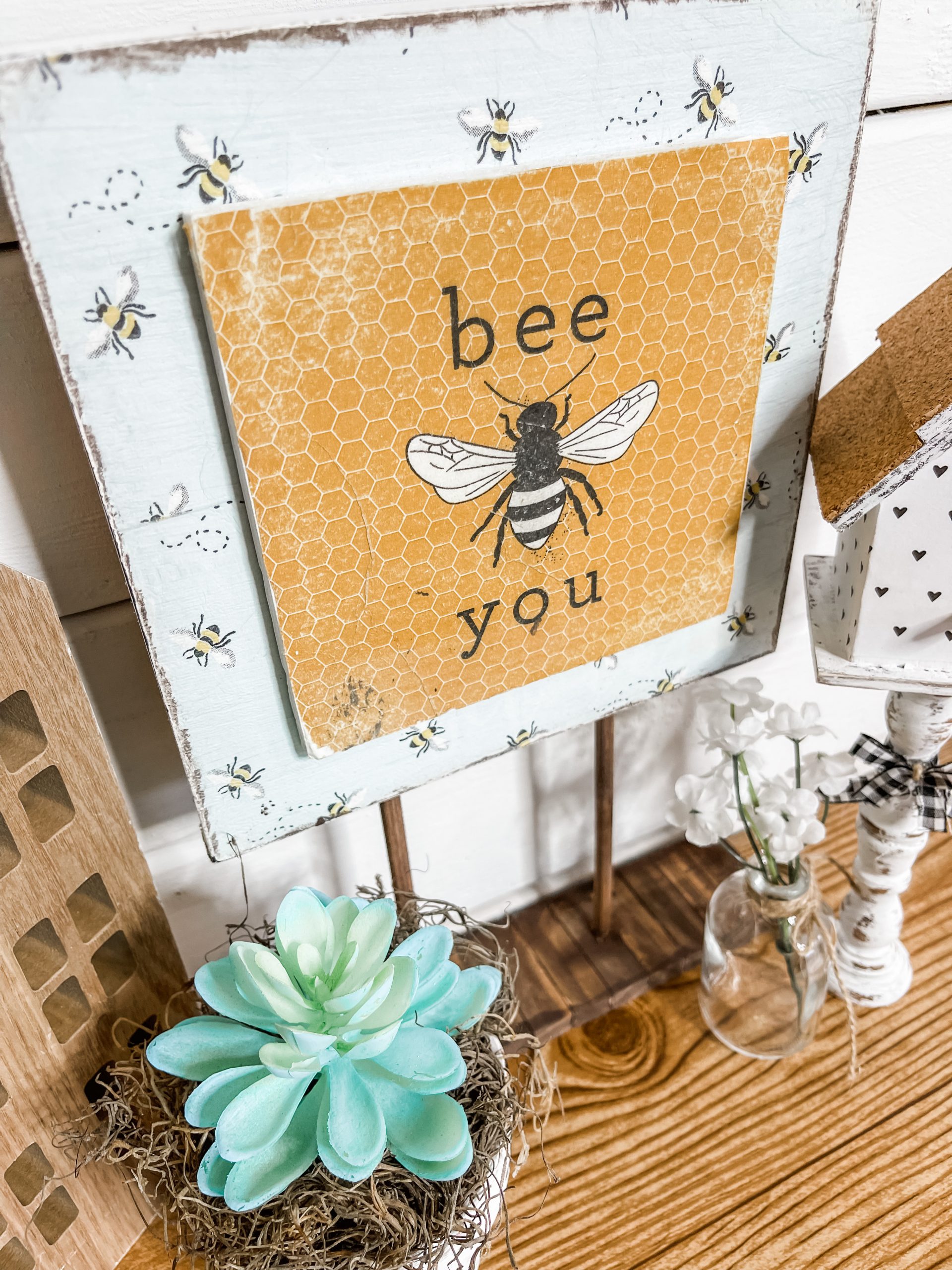 DIY Farmhouse Bee Sign