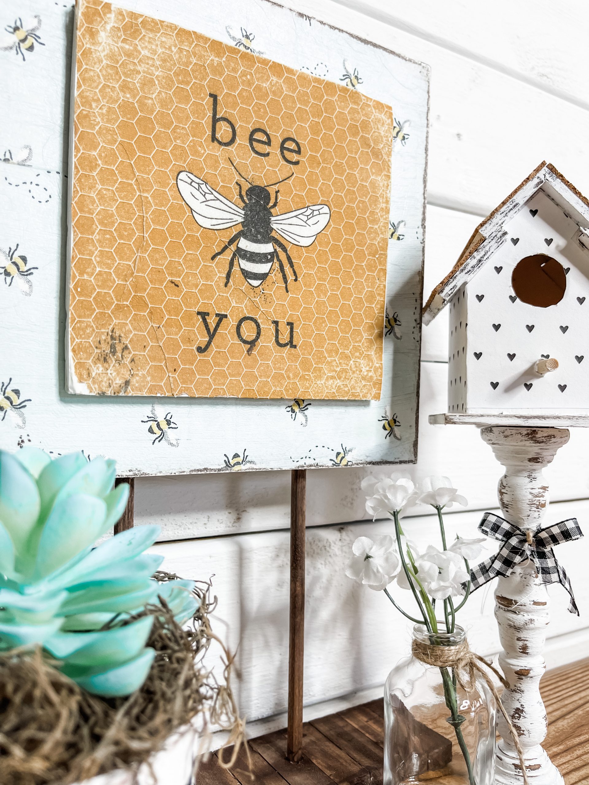 DIY Farmhouse Bee Sign