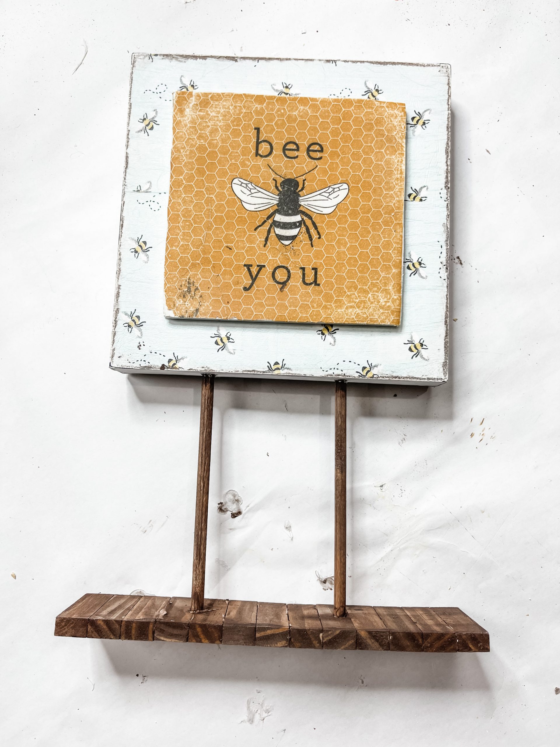 DIY Farmhouse Bee Sign