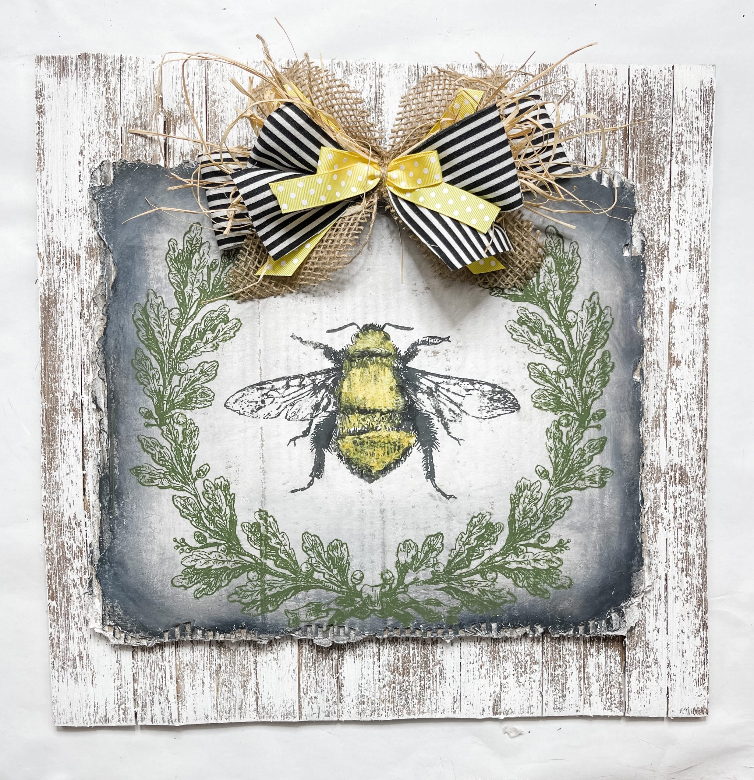 https://www.themakersmap.com/wp-content/uploads/2021/06/farmhouse-bee-decor-scaled.jpg